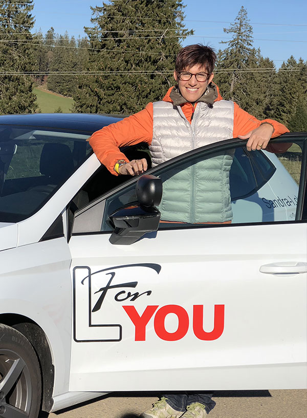 Sandra de Cocatrix, monitrice auto et moto à Sion, souriante