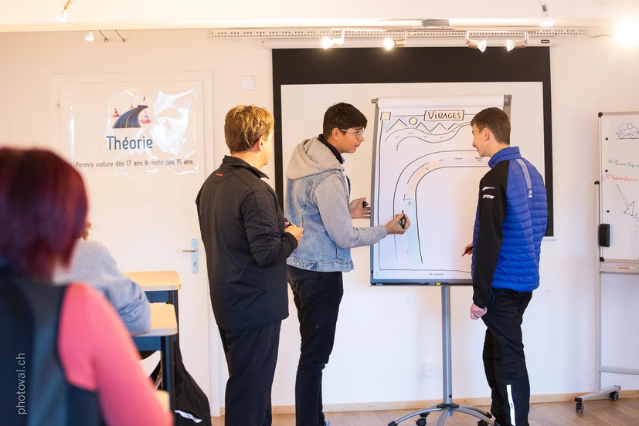 Cours de théorie du permis pour les accompagnants des élèves avec le permis 17 ans, avec exercice sur les virages à Sion, et de Martigny à Sierre - Auto / moto-école Sandra L
