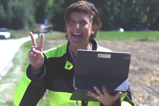 Monitrice Sandra de Cocatrix présentant le cours de base moto et scooter à Sion, et de Martigny à Sierre - Auto / moto-école Sandra L