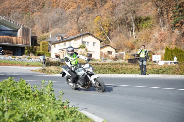 Motard en perfectionnement de conduite sur route avec la monitrice, Valais central (Sion, Martigny à Sierre) - Auto / moto-école Sandra L
