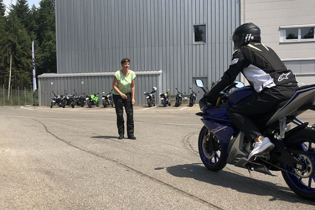 Préparation à l'examen moto sur aire d'exercice avec la monitrice à Sion, en Valais central - Auto / moto école Sandra L