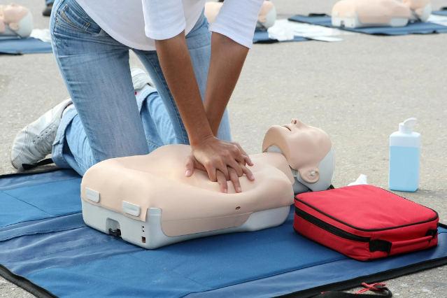Cours de premiers secours avec massage cardiaque pour le permis de conduire à Sion, et de Martigny à Sierre - Auto / moto-école Sandra L