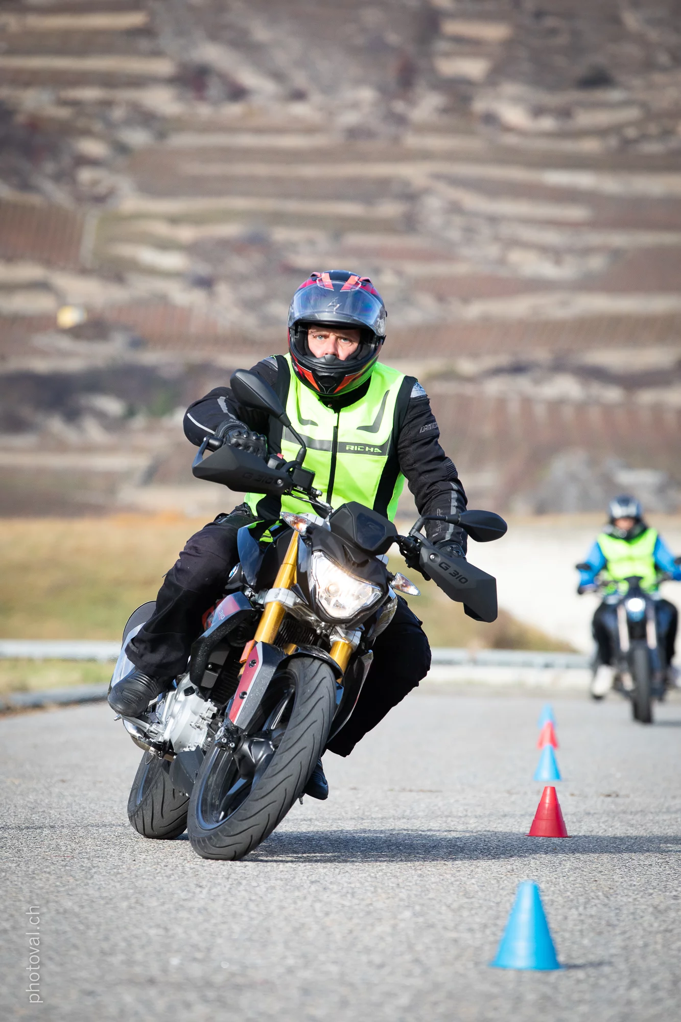 Exercice pratique moto sur aire d'entraînement en Valais central - Auto / moto école Sandra L