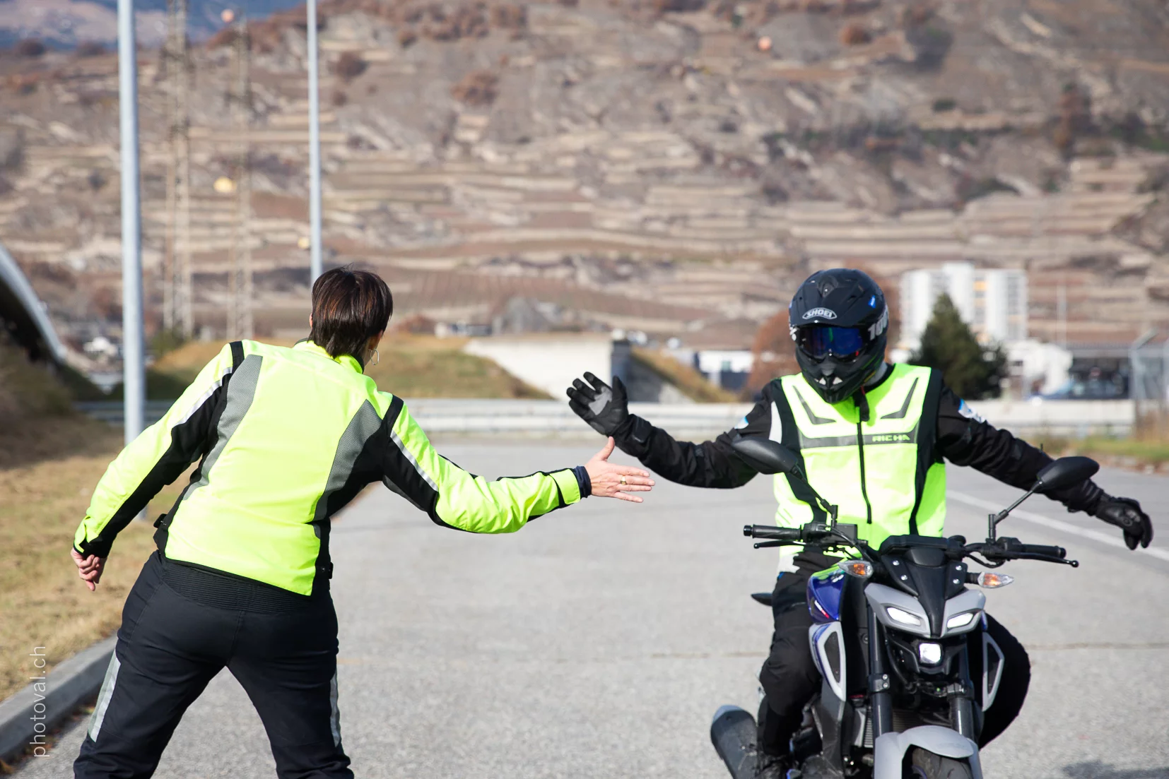Élève en moto pendant un cours de perfectionnement, Valais - Auto / moto école Sandra L